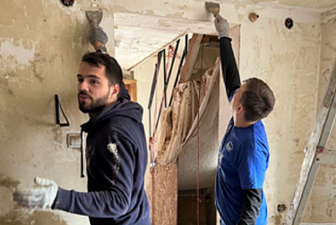 Молодежь помогает жителям устранять последствия наводнения